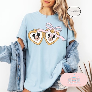 Maglietta Comfort Color® Locket, maglietta con fiocco con medaglione carino, maglietta Minnie Mickey Lover, magliette per adulti carine Disneyworld, maglietta Mickey Coquette