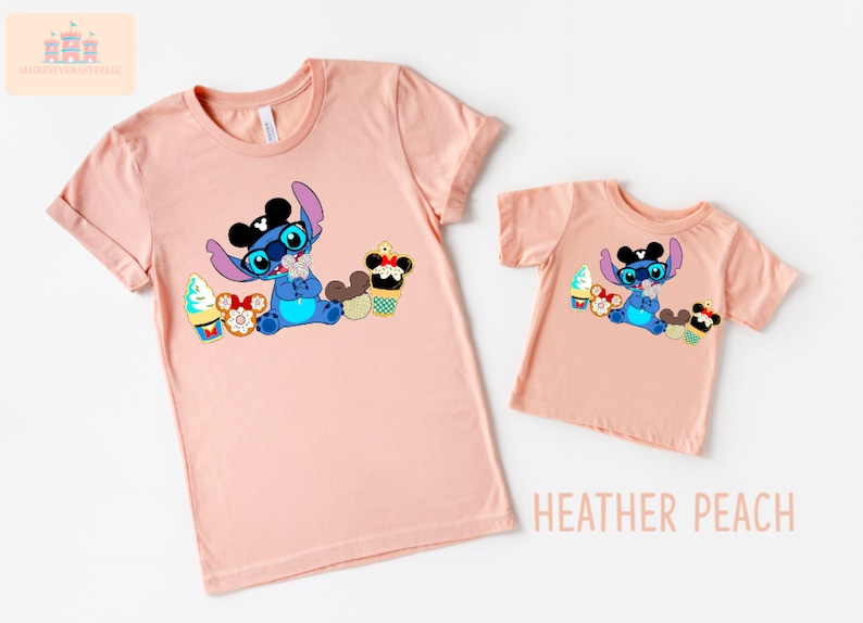 Puede incluir: Dos camisetas de color melocot&oacute;n con un personaje azul Stitch que lleva orejas de Mickey Mouse y gafas de sol. Stitch est&aacute; sosteniendo un helado de Mickey Mouse y rodeado de otras golosinas de Disney. El texto "HEATHER PEACH" est&aacute; impreso debajo de la camiseta m&aacute;s peque&ntilde;a.