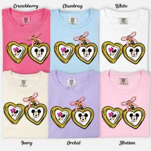 Maglietta Comfort Color® Locket, maglietta con fiocco con medaglione carino, maglietta Minnie Mickey Lover, magliette per adulti carine Disneyworld, maglietta Mickey Coquette