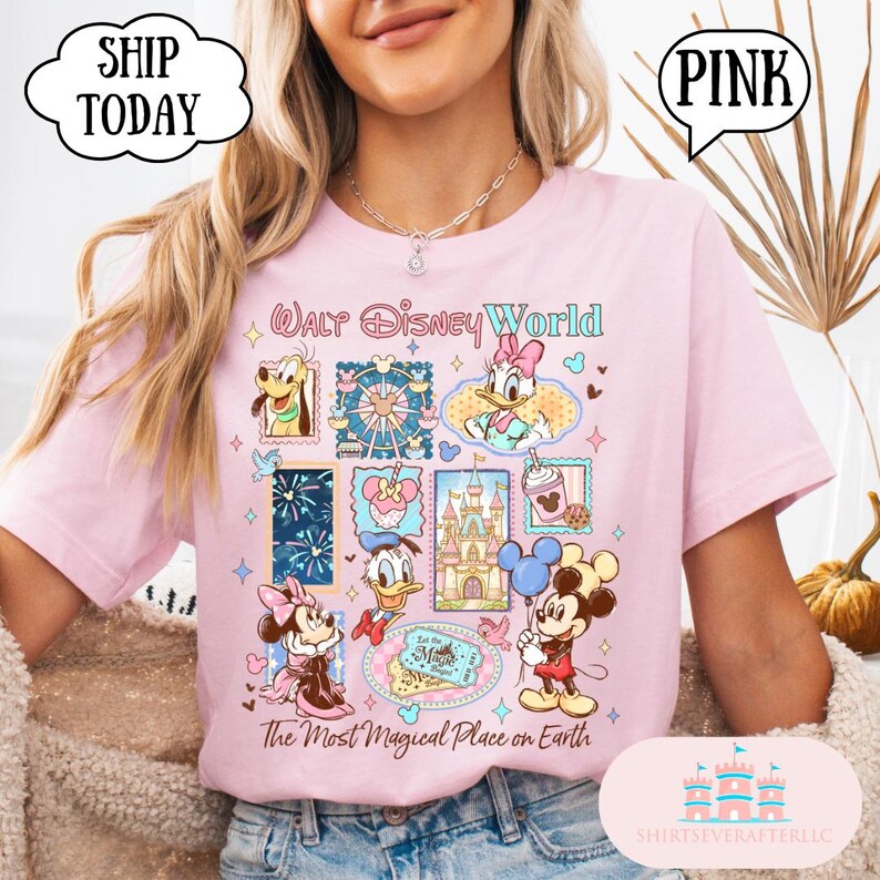 Puede incluir: Camiseta rosa claro con un dise&ntilde;o gr&aacute;fico colorido de personajes y atracciones de Walt Disney World. El dise&ntilde;o incluye a Mickey Mouse, Minnie Mouse, Donald Duck y Daisy Duck, junto con el texto "Walt Disney World" y "The Most Magical Place on Earth."