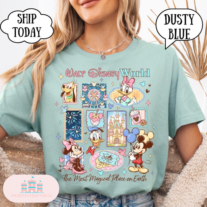 Puede incluir: Camiseta azul polvoriento con un dise&ntilde;o colorido de Walt Disney World con varios personajes y atracciones. La camiseta incluye el texto "Walt Disney World" y "The Most Magical Place on Earth".