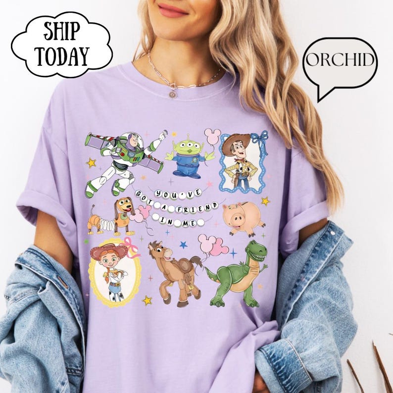 Puede incluir: Una camiseta de color morado claro con un estampado gr&aacute;fico de varios personajes animados, incluyendo un ranger espacial, un vaquero, una vaquera, un alien&iacute;gena verde, un cerdo, un caballo y un dinosaurio, con el texto "YOU'VE GOT A FRIEND IN ME".