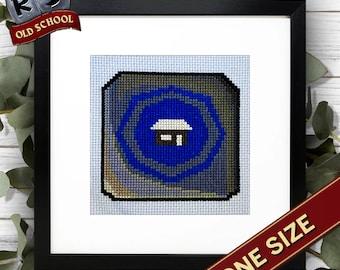 Puede incluir: Arte de punto de cruz enmarcado con un diseño geométrico en tonos azules y dorados. La obra de arte está centrada en un paspartú blanco y un marco negro. El texto "ONE SIZE" se muestra en una pancarta roja.
