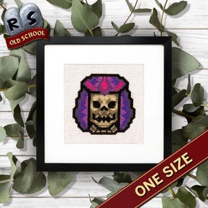 Puede incluir: Arte de punto de cruz de una calavera pixelada con pelo morado y una corona rosa, enmarcada en un marco cuadrado negro. El texto "ONE SIZE" está en una cinta roja. La parte superior izquierda tiene el texto "RS OLD SCHOOL".