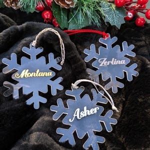 Adorno navideño de copo de nieve con nombre personalizado - Decoración grabada en acrílico - Copo de nieve transparente y elegante
