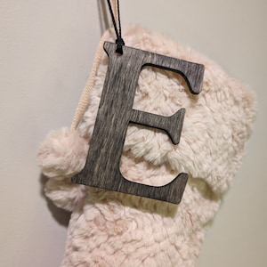 Etiqueta de madera personalizada para medias navideñas (grande) - Madera teñida oscura / Etiqueta para medias / Adorno con monograma / Letra personalizada