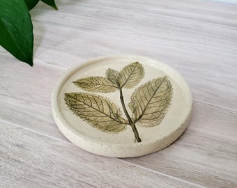 Ręcznie wykonany ceramiczny talerzyk na drobiazgi w kształcie liścia: uchwyt na pierścionki z kamionki toczonej na kole