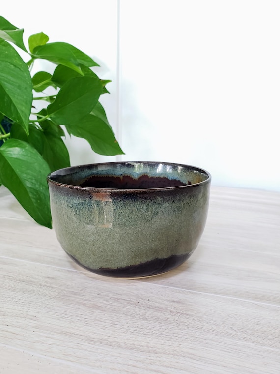 素朴な手作り陶器ボウル 手作りの素朴な陶器ボウル：鮮やかな釉薬、食品に