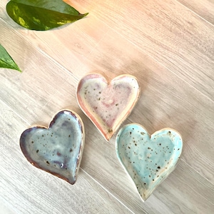 Handgjord keramisk prydnadsskål med hjärtmotiv: Hjulkastad keramikringhållare