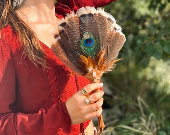 Abanico chamánico artesanal de plumas naturales, con cuero y cuarzo hialino