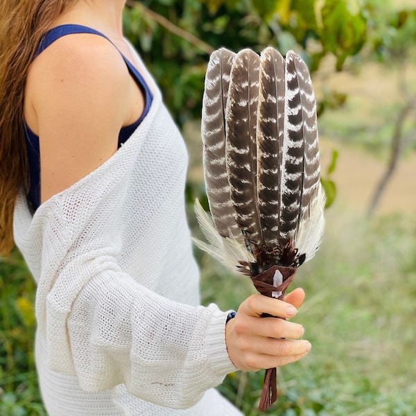 Éventail chamanique artisanal avec plumes de coq et de dinde