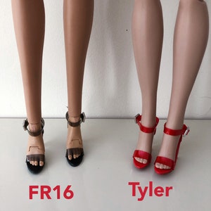 Op de afbeelding: Twee paar sandalen met hoge hakken. Het eerste paar is zwart met doorzichtige banden en het tweede paar is rood. De sandalen zijn gelabeld met "FR16" en "Tyler".