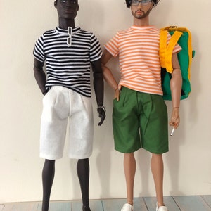Puede incluir: Dos mu&ntilde;ecos de moda de pie uno al lado del otro. El mu&ntilde;eco de la izquierda lleva una camiseta a rayas blancas y negras, pantalones cortos blancos y mocasines plateados. El de la derecha lleva una camiseta a rayas naranjas y blancas, pantalones cortos verdes, zapatos blancos y una mochila verde.