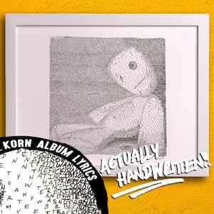 Puede incluir: Un dibujo en blanco y negro enmarcado de una muñeca hecha completamente con letras escritas a mano de álbumes de Korn. El texto "Actually Handwritten!" está escrito con marcador negro debajo del dibujo.