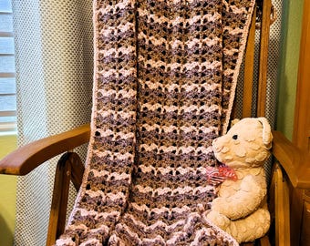 Handgemaakte gehaakte babydeken gestreept zachtroze, mokka en oudroze