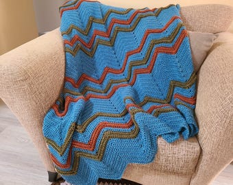 Gehaakte deken blauw met groene en roestkleurige ribbels