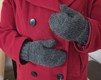 Antracietgrijze middelgrote handgebreide wanten van alpacamixgaren