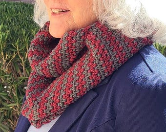 Handgehaakte oneindigheidssjaal van gerecycled garen