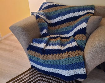 Grof gehaakte deken, saliegroen marineblauw crème gestreept, handgemaakt