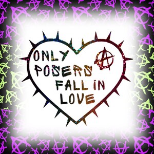 Op de afbeelding: Een wit hart met zwarte contouren en stekels, met de tekst "ONLY POSERS FALL IN LOVE" erin geschreven. Het hart heeft een regenboog-glitter-effect en een zwart anarchiesymbool in de rechterbovenhoek.