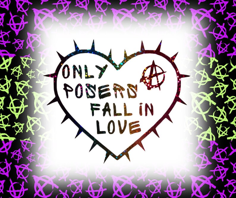 Op de afbeelding: Een wit hart met zwarte contouren en stekels, met de tekst "ONLY POSERS FALL IN LOVE" erin geschreven. Het hart heeft een regenboog-glitter-effect en een zwart anarchiesymbool in de rechterbovenhoek.