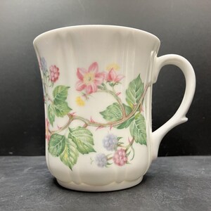 Vintage Fenton China Company Bramble björnbär blad och blommor fasetterad engelsk benporslinsmugg