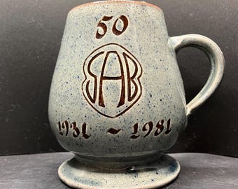 Taza de gres gris moteado con base, edición vintage de 1981 de la S.A.B. (Sociedad de Bacteriología Aplicada), 50.º aniversario (1931-1981).