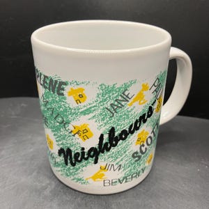 Vintage Keramikbecher aus dem Jahr 1989 mit Motiven der Fernsehserie „Neighbours“, hergestellt in England