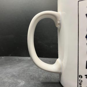 Puede incluir: Un juego de tres tazas de cer&aacute;mica con un acabado mate moteado. Las tazas son en tonos crema, gris claro y gris oscuro. Cada taza tiene un dise&ntilde;o simple y minimalista, ideal para caf&eacute; o t&eacute;.