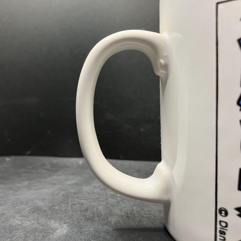 Puede incluir: Un juego de tres tazas de cer&aacute;mica con un acabado mate moteado. Las tazas son en tonos crema, gris claro y gris oscuro. Cada taza tiene un dise&ntilde;o simple y minimalista, ideal para caf&eacute; o t&eacute;.
