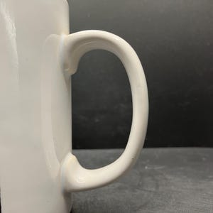 Puede incluir: Un juego de tres tazas de cer&aacute;mica con un acabado moteado y mate. Las tazas son de color crema, marr&oacute;n claro y marr&oacute;n oscuro. Cada taza tiene un dise&ntilde;o simple y minimalista y un asa redondeada.