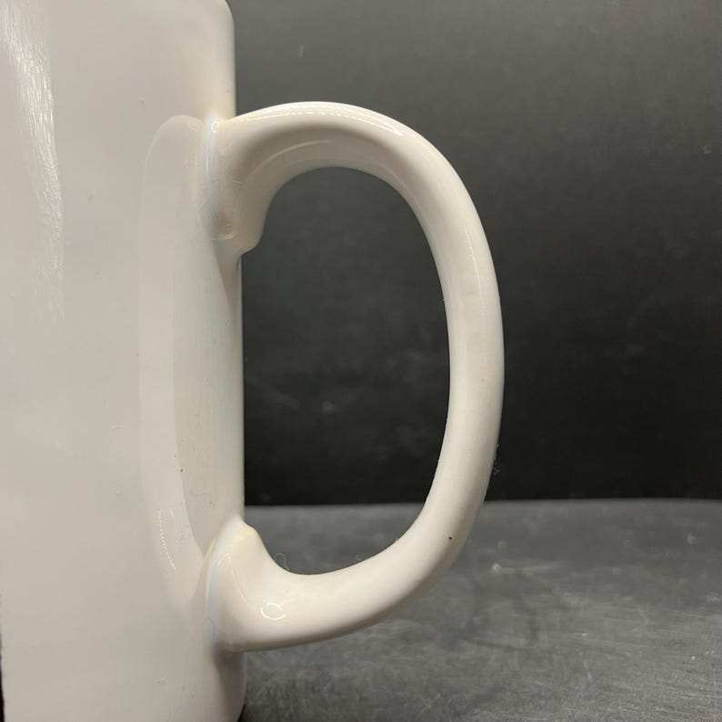 Puede incluir: Un juego de tres tazas de cer&aacute;mica con un acabado moteado y mate. Las tazas son de color crema, marr&oacute;n claro y marr&oacute;n oscuro. Cada taza tiene un dise&ntilde;o simple y minimalista y un asa redondeada.