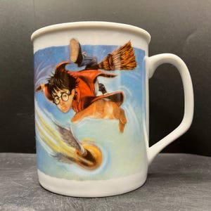 Vintage 2001 Harry Potter Nimbus 2000 Flying Broomstick Golden Snitch Scene Porcelain Mug TM Warner Bros Achter Bahn AG