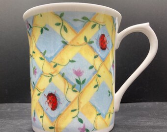 Vintage Queen's Garden mok met bloementraliewerk en lieveheersbeestjes/lieveheersbeestjes gemaakt in Engeland
