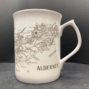 Carte des îles anglo-normandes d'Aurigny vintage et tasse en porcelaine de macareux macareux Sélections d'Aurigny