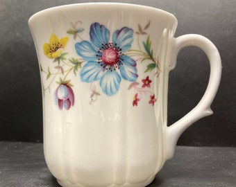 ¿Nomeolvides de la duquesa antigua? Pequeña taza de porcelana con motivos florales fabricada en Inglaterra