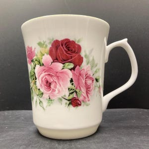 Vintage Royale mok met roze en rode rozen bloemen fijn porselein gemaakt in Staffordshire, Engeland
