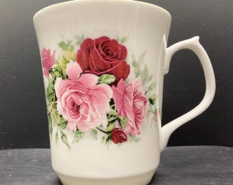 Mug vintage Royale roses roses et rouges florales en porcelaine fine fabriquée dans le Staffordshire en Angleterre