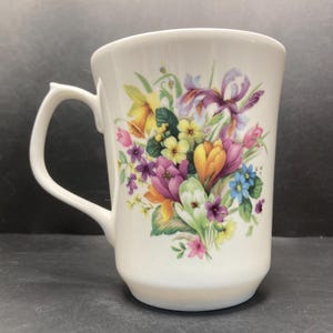 Vintage Royal Grafton Krokusar Gullblommor etc Vårblommor Fin engelsk mugg i benporslin Tillverkad i England