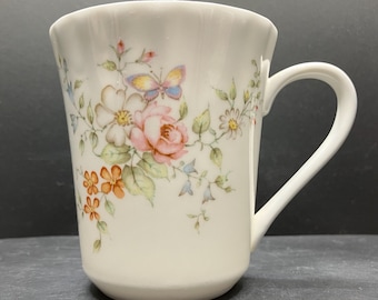 Mug en porcelaine fine à motif floral rose Queensway – Staffordshire, Angleterre