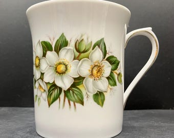 vintage Fleurs spéciales de la reine Rose de Noël de décembre Tasse florale en porcelaine fine de décembre Rosina China Co Ltd Fabriquée en Angleterre