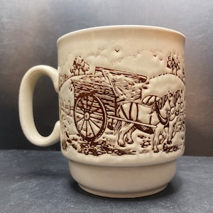 ヴィンテージの田舎の馬と荷馬車の風景を描いたエンボス加工の陶器マグカップ、イギリス製 *底が欠けている*