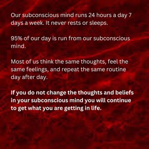 Pode incluir: Fundo vermelho com texto branco que diz: "Nossa mente subconsciente funciona 24 horas por dia, 7 dias por semana. Nunca descansa nem dorme. 95% do nosso dia &eacute; dirigido por nossa mente subconsciente. A maioria de n&oacute;s pensa os mesmos pensamentos, sente os mesmos sentimentos e repete a mesma rotina dia ap&oacute;s dia. Se voc&ecirc; n&atilde;o mudar os pensamentos e as cren&ccedil;as de sua mente subconsciente, continuar&aacute; recebendo o que est&aacute; recebendo na vida."