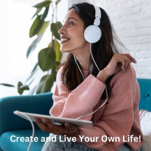 Pode incluir: Uma mulher usando fones de ouvido brancos e um su&eacute;ter rosa est&aacute; sentada em um sof&aacute;, olhando para cima e sorrindo. Ela est&aacute; segurando um tablet em suas m&atilde;os. O texto "Crie e viva sua pr&oacute;pria vida!" &eacute; exibido na parte inferior da imagem.