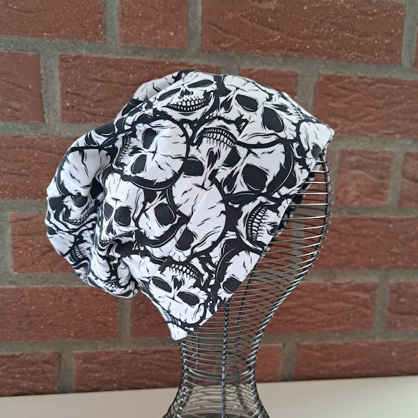Mütze im Slouch Beanie Style Skulls Totenköpfe schwarz weiß