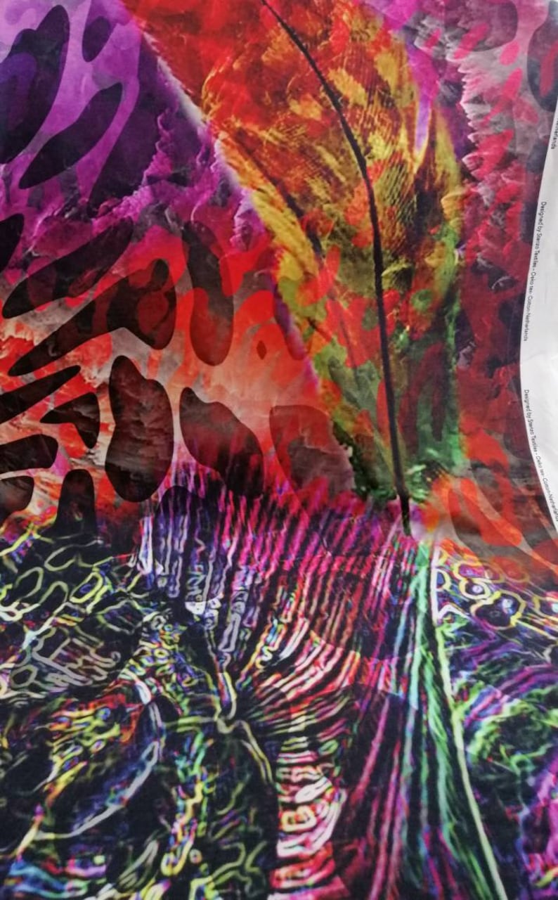 Op de afbeelding: Abstracte stof met een kleurrijk ontwerp met een grote veer, dierenprint en een draaiend patroon in tinten rood, roze, geel, groen en blauw.