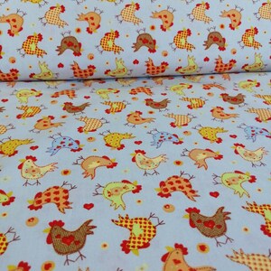 Peut inclure: Un tissu bleu clair avec un motif répétitif de poulets en patchwork colorés. Les poulets sont dans différentes poses et ont des crêtes et des barbillons rouges.