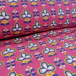 Könnte beinhalten: Pinkfarbener Stoff mit einem sich wiederholenden Muster aus stilisierten Blumen in Gelb, Weiß, Blau und Rosa.