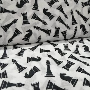 Può includere: Tessuto bianco con un motivo ripetuto di pezzi degli scacchi neri, tra cui re, regine, torri, cavalli e pedoni. I pezzi sono orientati in modi diversi, creando un design dinamico. Ideale per progetti di cucito.