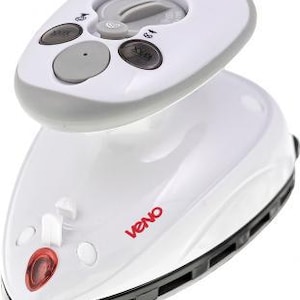 Könnte beinhalten: Ein weißer, handlicher Kleidungsdampfer mit einem VENO-Logo und einem roten Ein-/Ausschalter. Der Dampfer hat einen Griff mit drei Knöpfen und einen Wassertank.